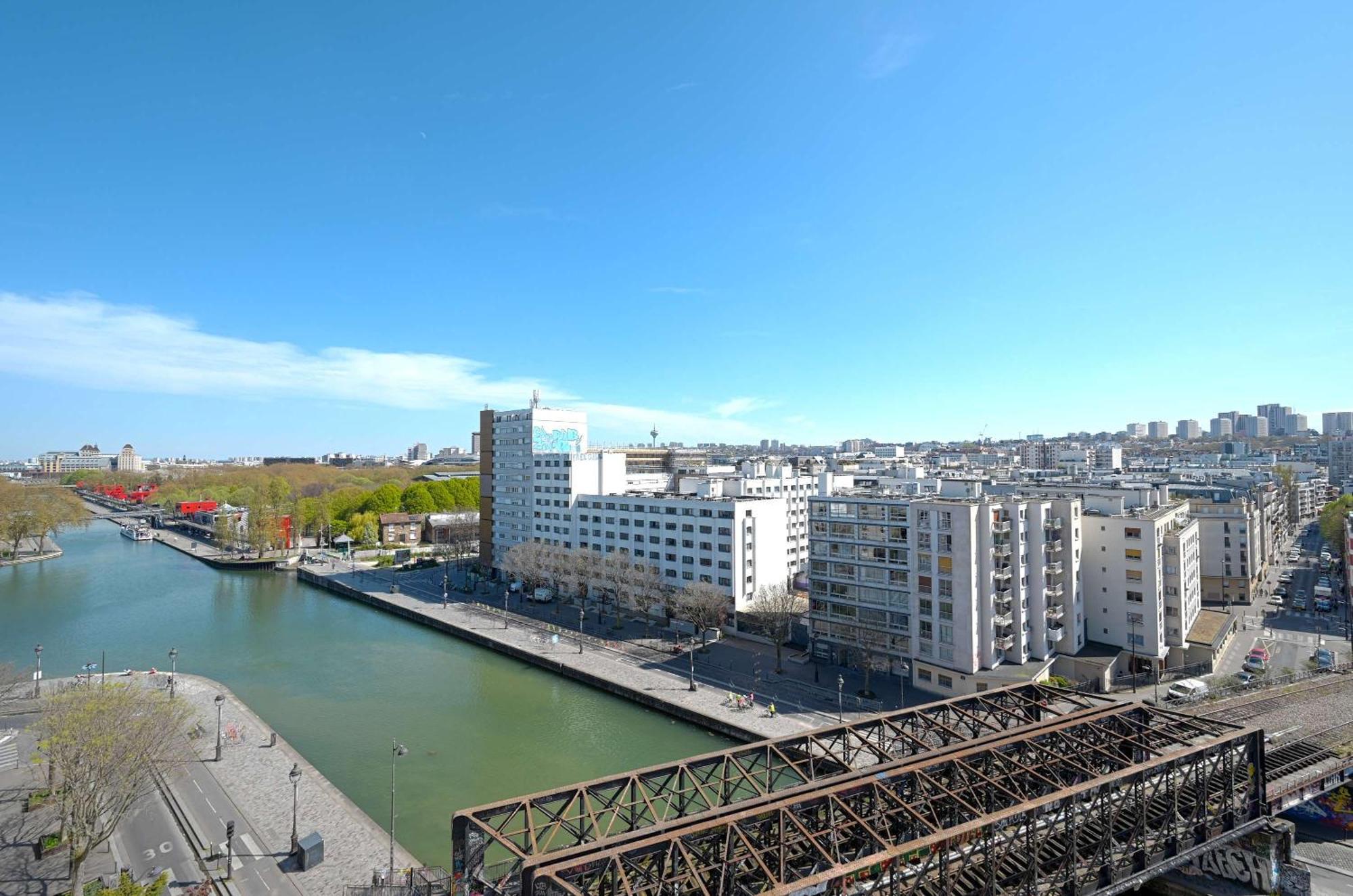 Ensoleille Canal Ourcq * Parijs
